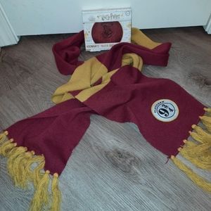HARRY POTTER 2PC BUNDLE LOT SCARF & NWT TRIVIA CARD GAME